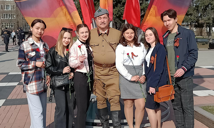 Студенты МК ЖТ ИрГУПС приняли участие в церемонии возложения цветов у мемориала "Вечный огонь Славы!"