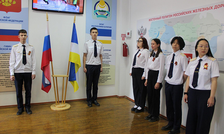  В УУКЖТ ИрГУПС состоялась заключительная апрельская торжественная линейка поднятия флагов Российской Федерации и Республики Бурятия