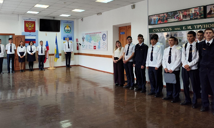 Традиционная линейка поднятия флага РФ и флага РБ в УУКЖТ ИрГУПС.