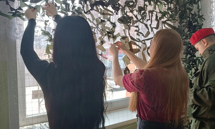 Активисты отряда «Солнце на ладони»  изготовили маскировочные сети и костюмы