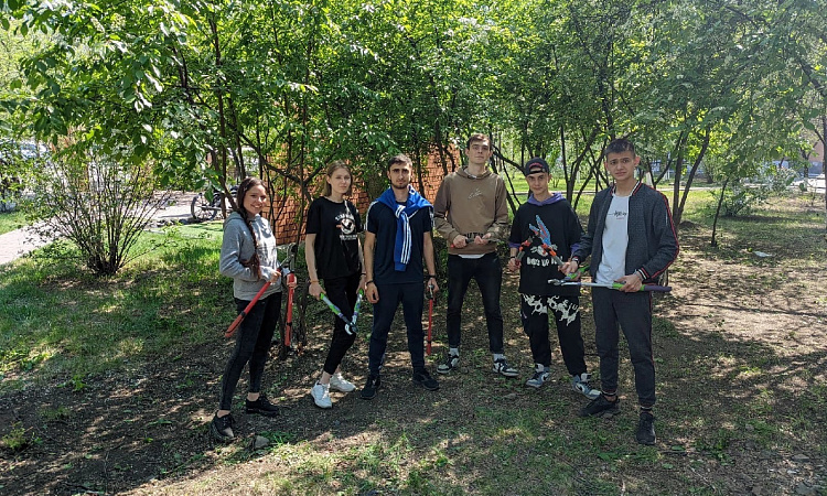 Эковолонтеры ЗабИЖТ провели акцию в сквере Целинников 