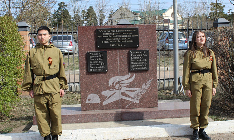 Почётный караул у памятника ветеранам Великой Отечественной войны в УУКЖТ ИрГУПС