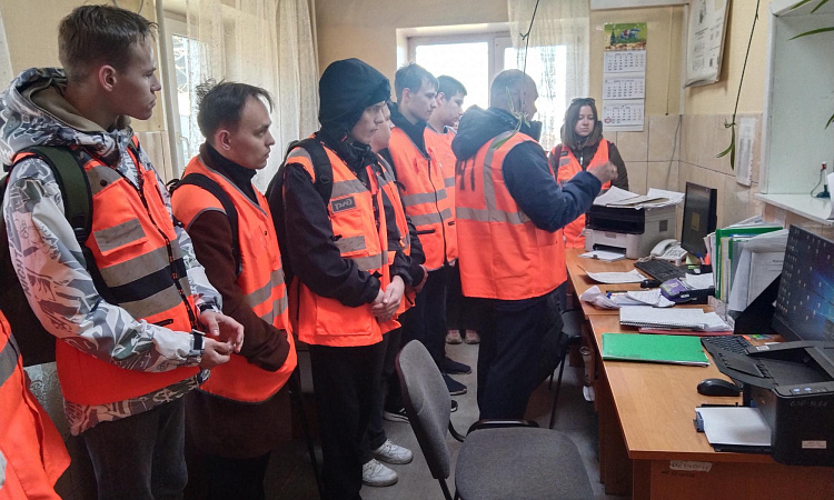 Студенты первого курса познакомились с работой грузового терминала Студенты первого курса познакомились с работой грузового терминала