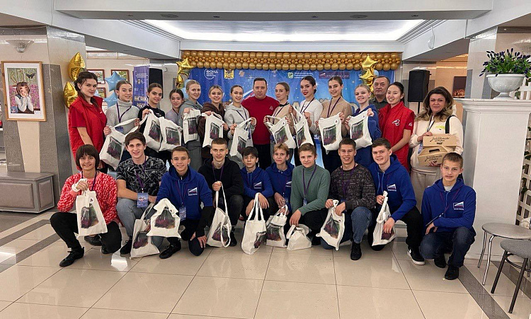 Студенты ЗабИЖТ и «Молодежка ОНФ» вручили подарки детям из ЛНР