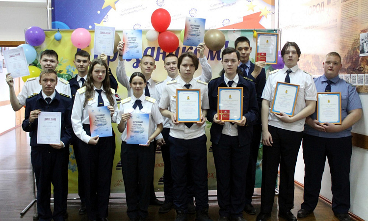 Традиционная линейка поднятия флага РФ и флага РБ в УУКЖТ ИрГУПС