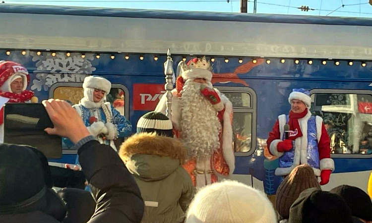 Волонтеры УУКЖТ ИрГУПС приняли участие во встрече настоящей сказки — на поезде прибыл Дед Мороз! 