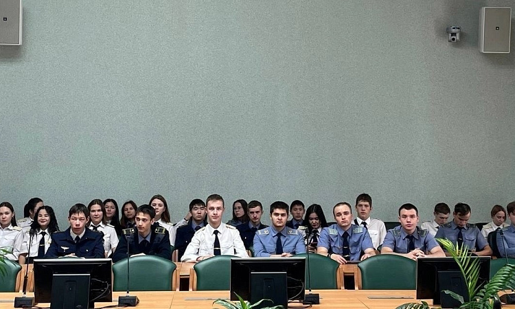 Студенты УУКЖТ ИрГУПС приняли участие во встрече с сотрудниками полиции в администрации города Улан-Удэ.