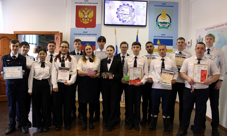 Весенняя неделя в УУКЖТ ИрГУПС традиционно началась с торжественной линейки поднятия флагов Российской Федерации и Республики Бурятия