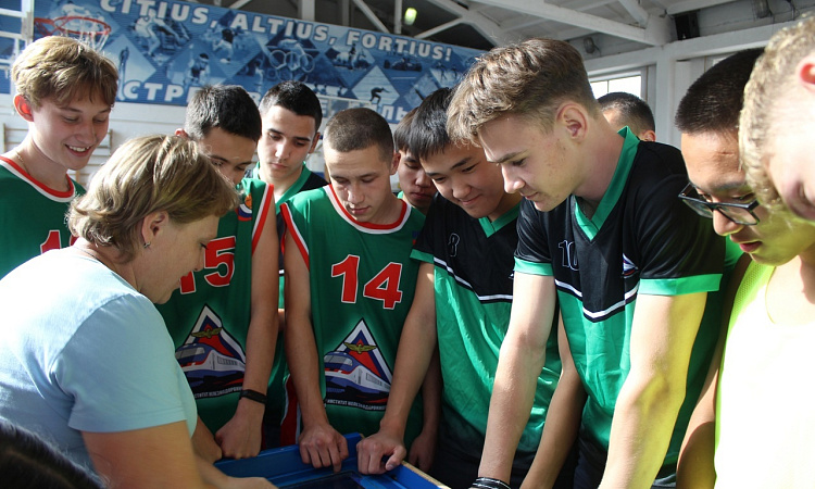 Соревнования по футболу продолжают спартакиаду "БАМ - Будущее Активной Молодежи!» в УУКЖТ ИрГУПС.