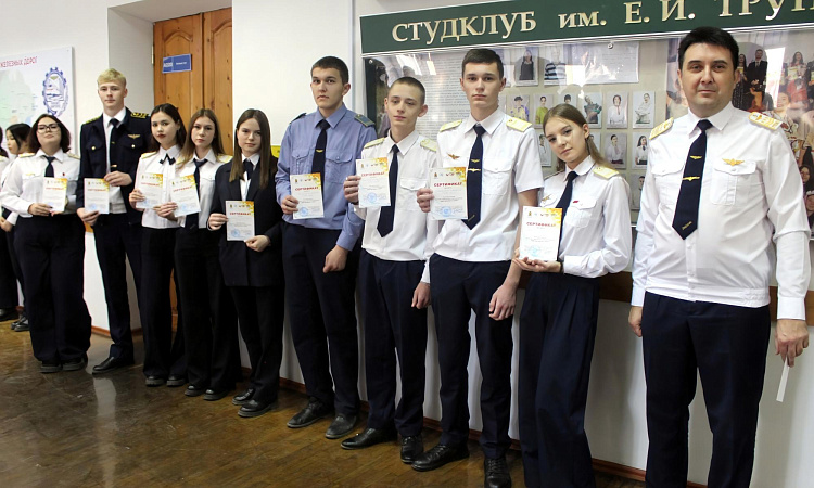 Традиционная линейка поднятия флага РФ и флага РБ в УУКЖТ ИрГУПС