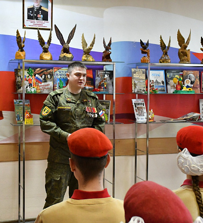 Урок мужества провел в Чите Герой ДНР