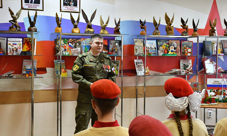 Урок мужества провел в Чите Герой ДНР