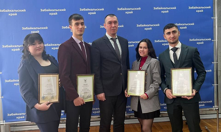 Студенты ЗабИЖТ получили региональные стипендии и премию