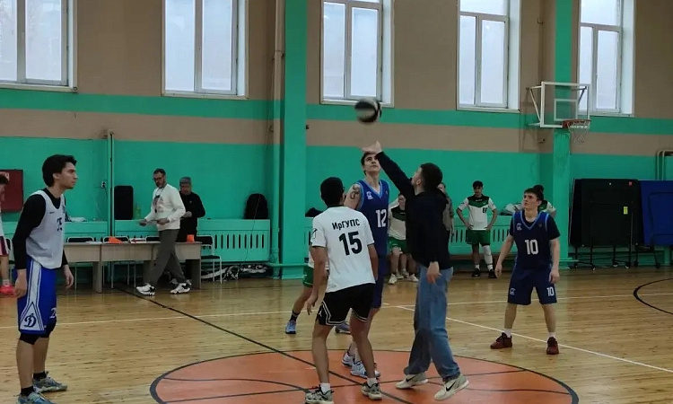 🏀 Открытый турнир «Время молодых» на площадке спортивного зала Сибирского колледжа транспорта и строительства в самом разгаре!