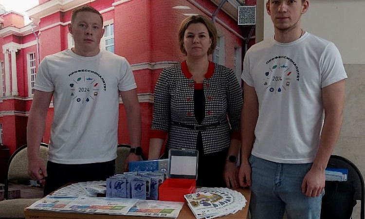 Накануне Амбассадоры Профессионалитета Сибирского колледжа транспорта и строительства ИрГУПС под руководством преподавателей Светланы Климовой и Александра Сосновского приняли участие в Семейном марафоне «Вектор будущего»