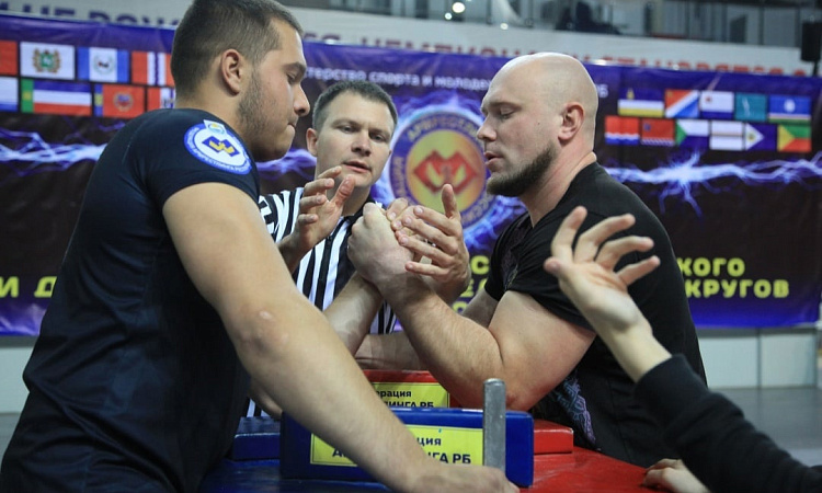 Физкультурно-спортивном комплексе прошло Первенство и Чемпионат Сибирского и Дальневосточного федеральных округов по армрестлингу. 