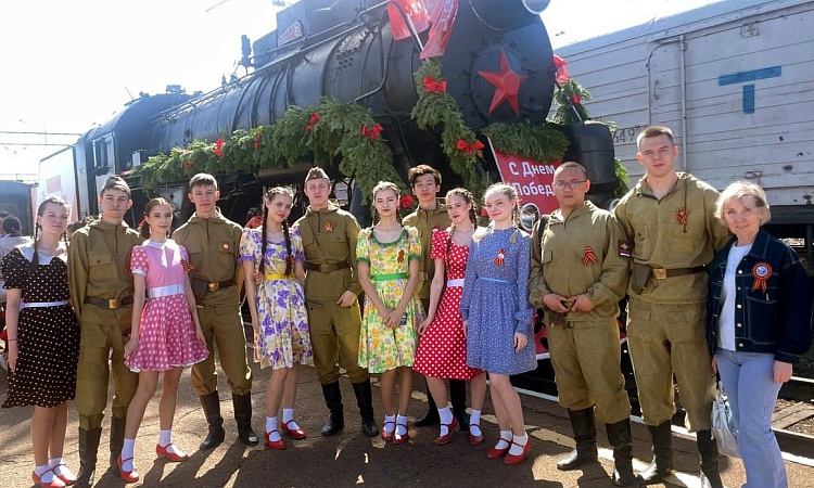 Ретропоезд в честь Дня Победы начал свое движение.