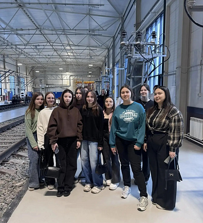 Из аудитории — в сердце магистрали: студенты ЧТЖТ освоили тонкости работы железнодорожных служб на базе Учебного центра