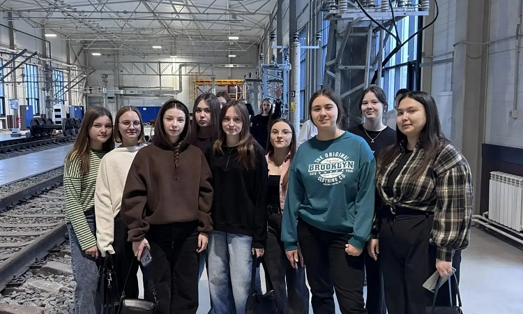 Из аудитории — в сердце магистрали: студенты ЧТЖТ освоили тонкости работы железнодорожных служб на базе Учебного центра