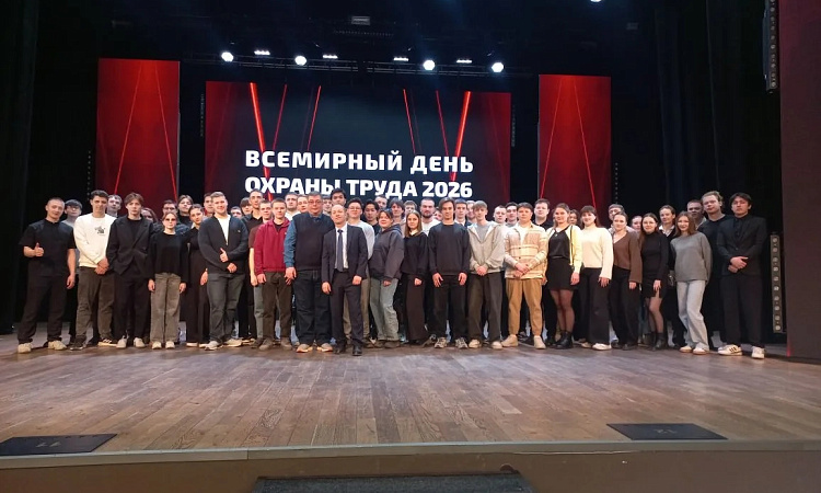 «Умные» каски и цифровые монтеры: студенты ЗабИЖТ погрузились в будущее охраны труда на фестивале в Чите
