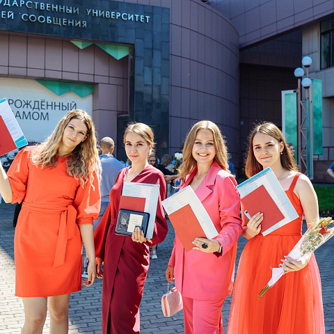 Торжественная церемония вручения дипломов отличникам-выпускникам 2022 года