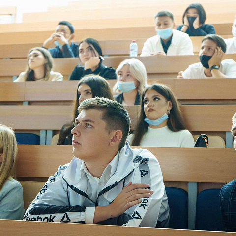 Начальник Департамента по организации, оплате и мотивации труда ОАО «РЖД» Владимир Никитин провел онлайн встречу с первокурсниками