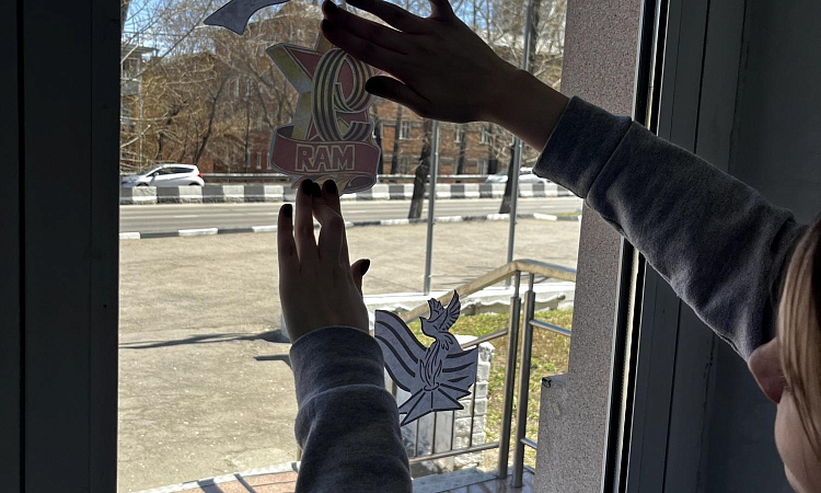 В преддверии 79-й годовщины Победы советского народа в Великой Отечественной войне Сибирский колледж транспорта и строительства ИрГУПС принял участие во Всероссийской акции «Флаги Победы», «Окна Победы»
