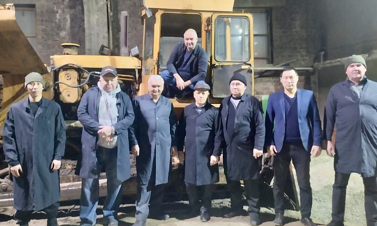 Слушатели, обучающиеся по программе "Машинист бульдозера", вышли на производственную практику