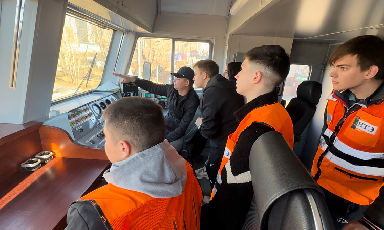 Студенты ЧТЖТ побывали на выезлном занятии на тяговой подстанции
