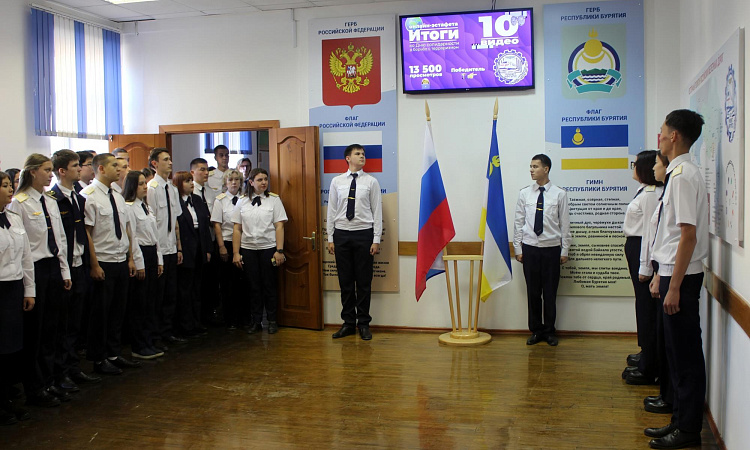 Традиционная линейка поднятия флага РФ и флага РБ в УУКЖТ ИрГУПС была посвящена Дню СПО