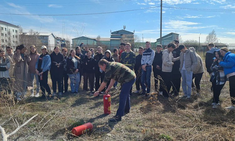 Учебное занятие по использованию огнетушителя в МК ЖТ ИрГУПС