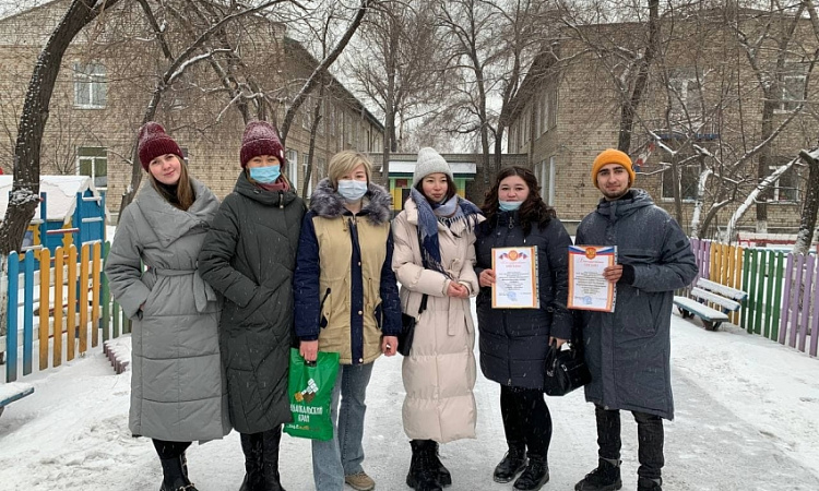 Волонтеры ЗабИЖТ подарили частичку добра и тепла детям