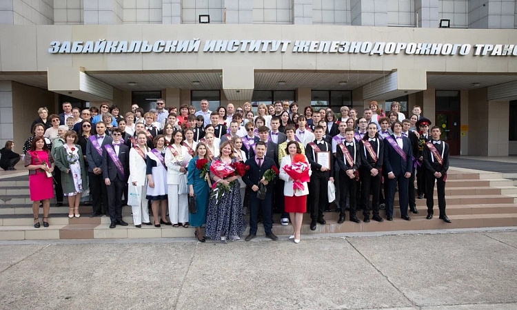 В лицее ЗабИЖТ состоялось торжественное вручение аттестатов