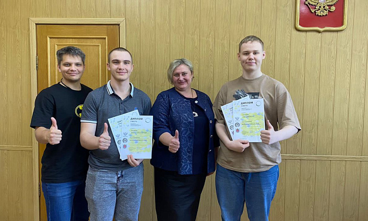  июня состоялась встреча директора СКТиС ФГБОУ ВО ИрГУПС Натальи Геннадьевны Черных и призёров итогового (межрегионального) чемпионата «Профессионалы»: Матинина Данила и Штатнова Егора. Наставник - преподаватель Егор Садырин