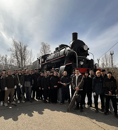Чистота как дань памяти: студенты ЗабИЖТ привели в порядок памятник железнодорожникам-фронтовикам