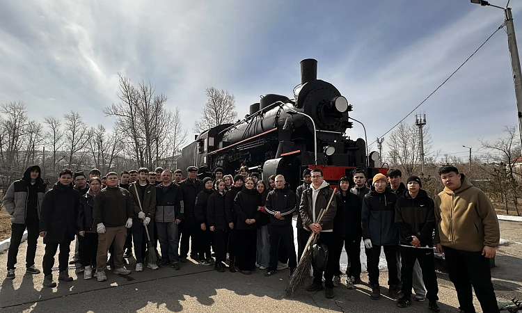 Чистота как дань памяти: студенты ЗабИЖТ привели в порядок памятник железнодорожникам-фронтовикам