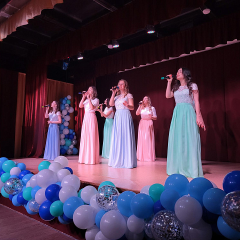 Эстрадная студия «Театр песни» дала сольный концерт на сцене культурно-спортивного комплекса Марковского муниципального образования