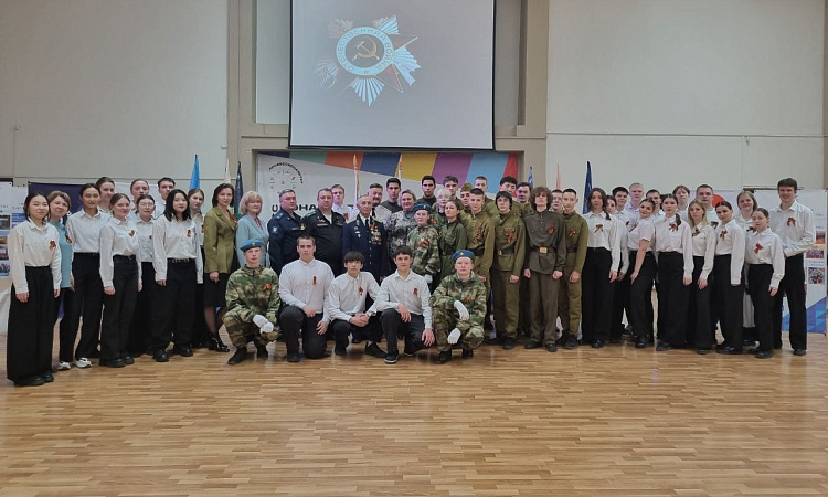 Смотр-конкурс строя и песни "На знамя Победы равняем шаг!" Смотр-конкурс строя и песни "На знамя Победы равняем шаг!"