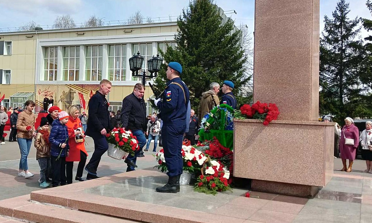 Участие студентов в мероприятиях ко Дню Победы  у стелы «Журавли»