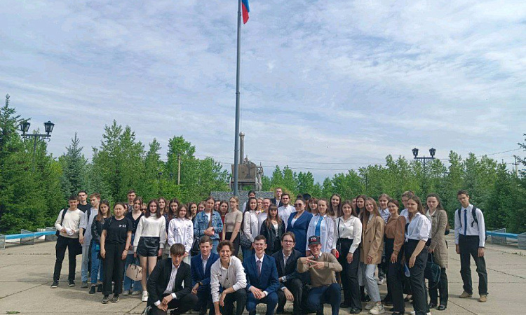 В ЗабИЖТ отметили День России поднятием флага