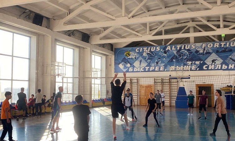 Соревнования по волейболу среди юношей продолжают спартакиаду "БАМ - Будущее Активной Молодежи!» в УУКЖТ ИрГУПС.