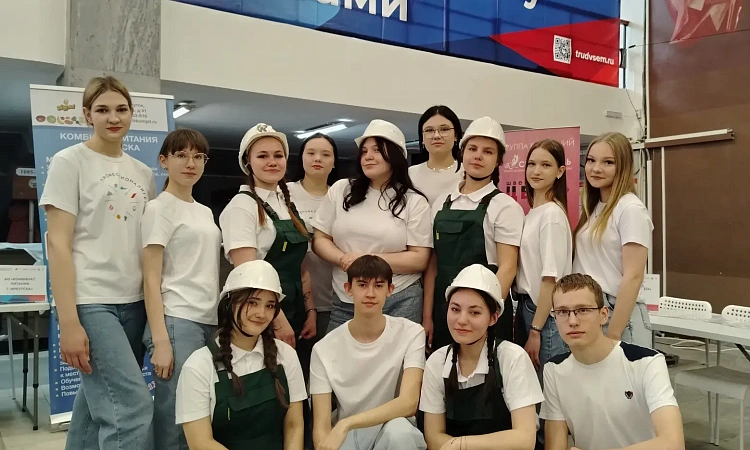 👷  17 апреля студенческий актив и Амбассадоры Профессионалитета СКТиС приняли активное участие в открытии Всероссийской ярмарки трудоустройства