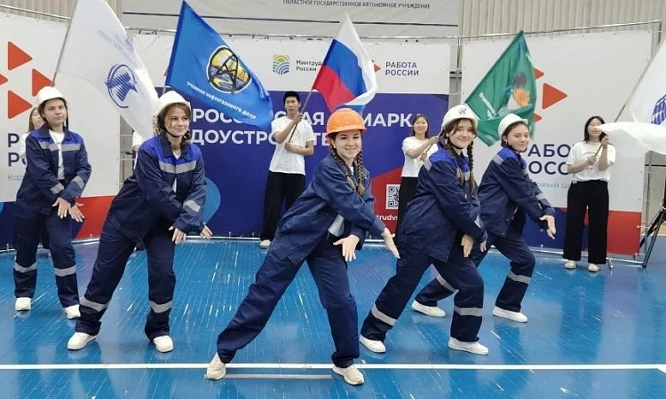 🚂✨ СКТиС на Всероссийской ярмарке трудоустройства: профпробы, мастер-классы и новые горизонты!